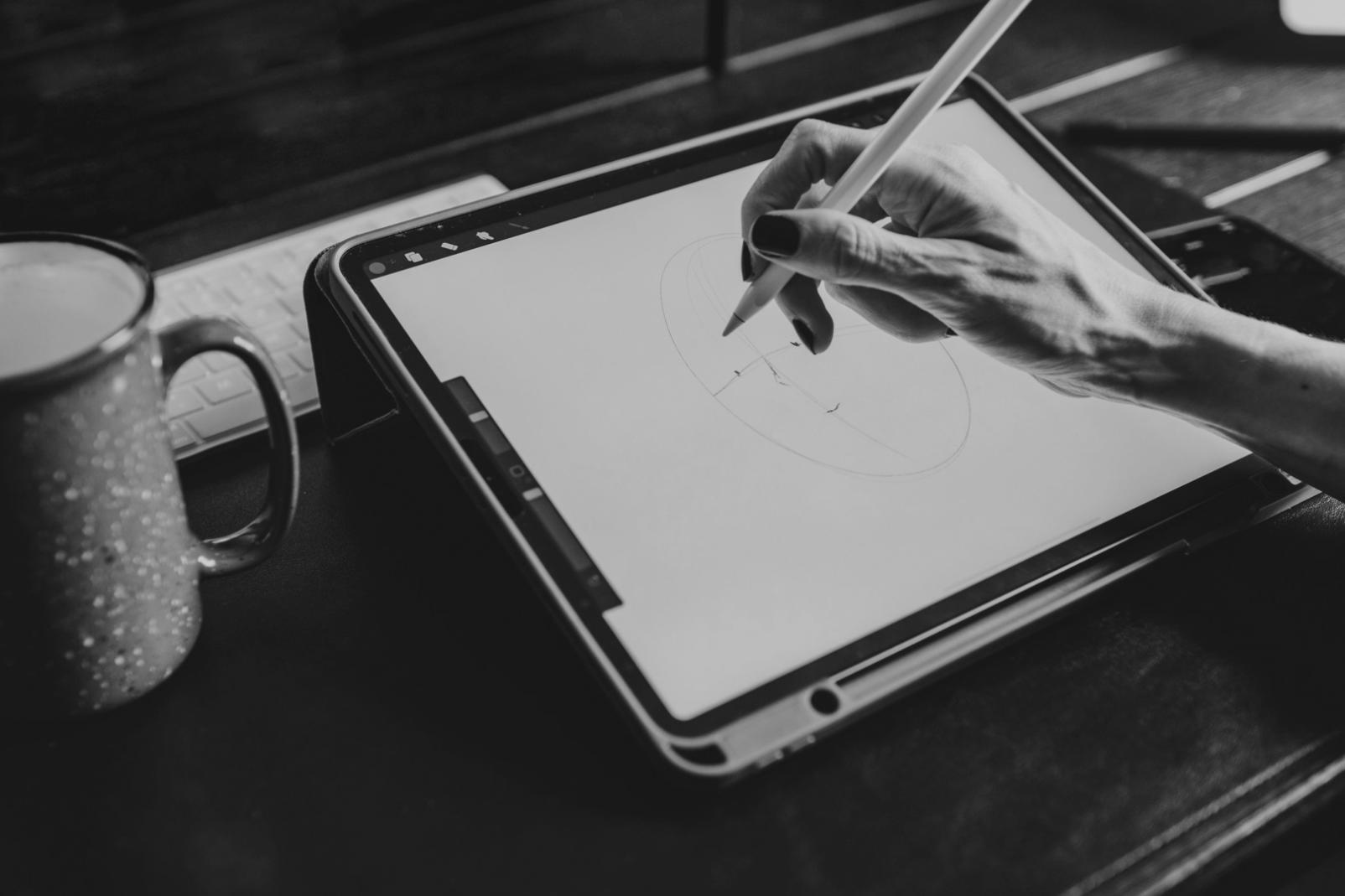 Análisis de datos financieros en pantalla con múltiples gráficos