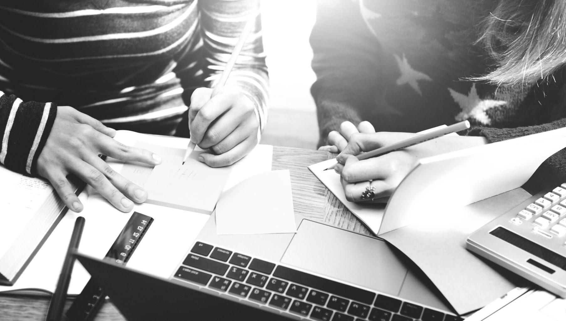 Espacio de trabajo con ordenador preparado para análisis financiero
